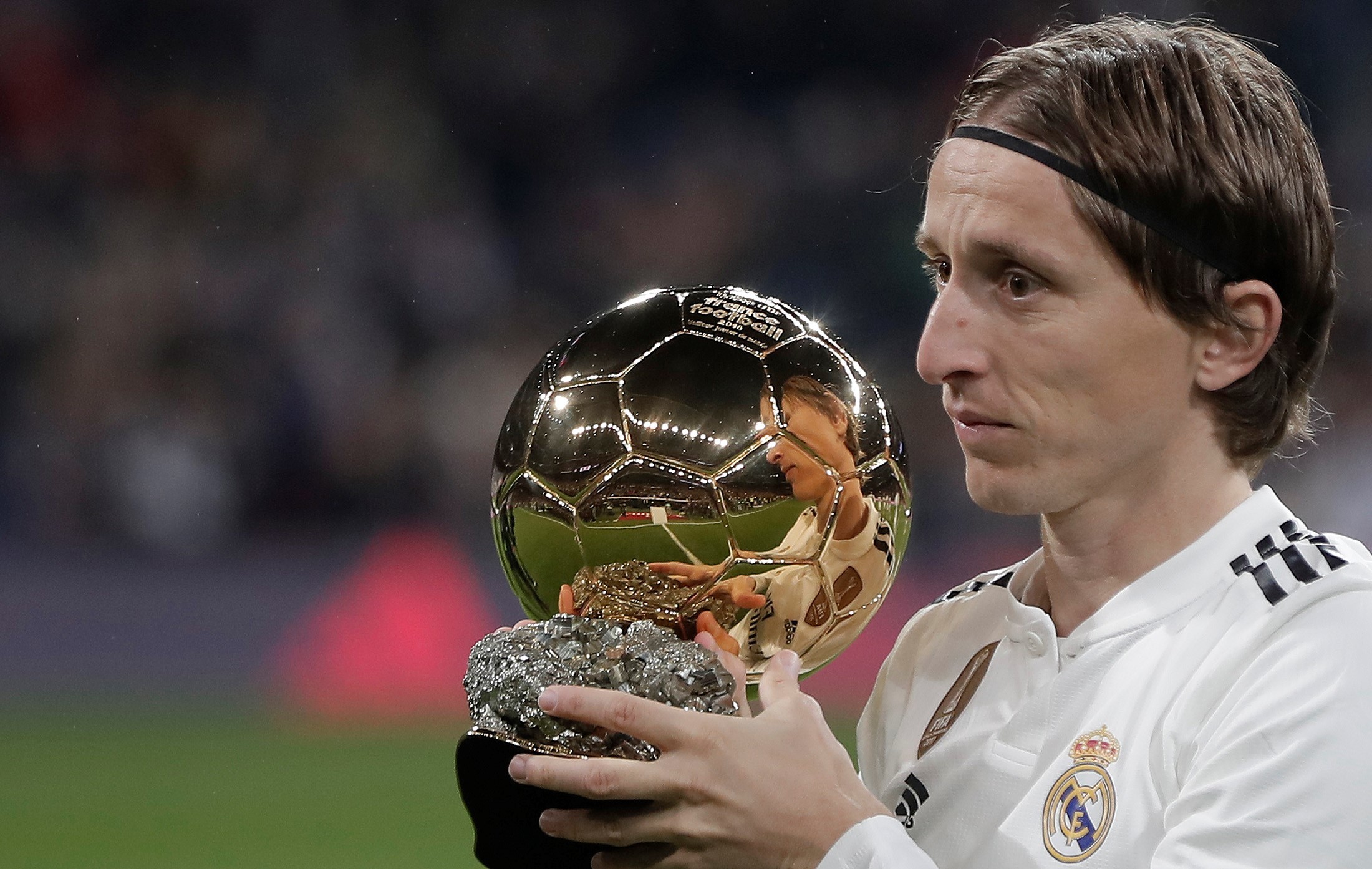 中超赛场争议判罚：VAR判罚引发热议,